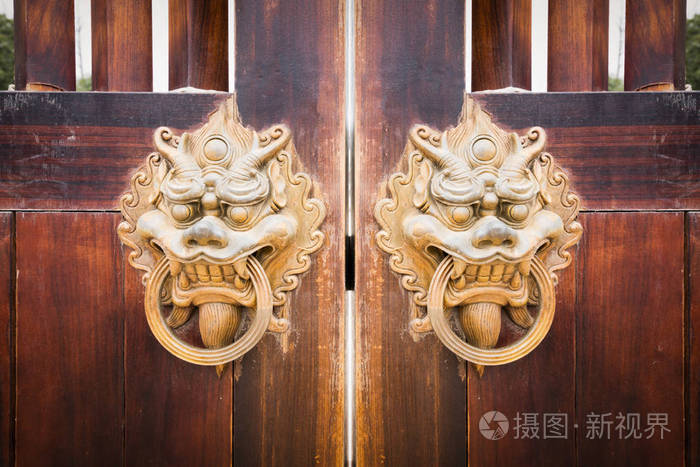 中式红门带狮子头门把手和铜球