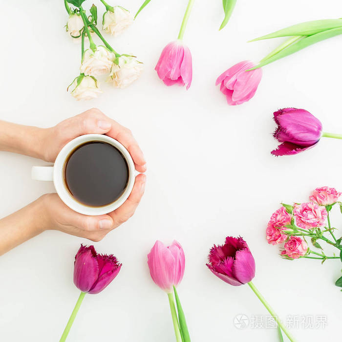鲜花和手中的咖啡杯