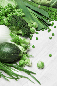 在白色背景上的新鲜绿色蔬菜