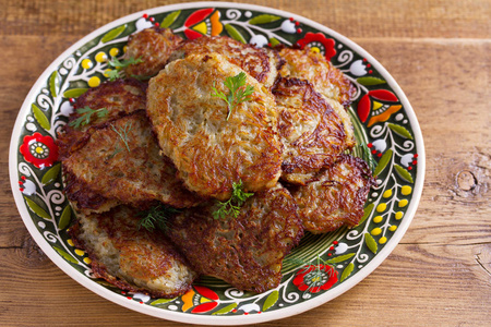 蔬菜馅饼, latkes, draniki, 土豆泥在许多国家的流行菜。土豆煎饼