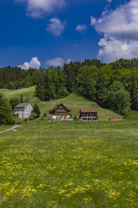 从 Suiss 阿尔卑斯山的传统民居看春季时光