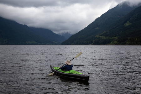 在独木舟上冒险的人正在享受美丽的加拿大山地景观。在琼斯湖, 接近奇利瓦克和希望, 在温哥华东部, 不列颠哥伦比亚省, 加拿大