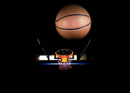 篮球在黑色的背景，光效果