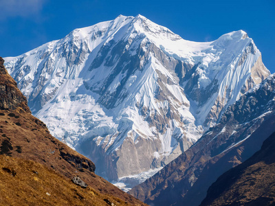 在结束了峡谷的山峰