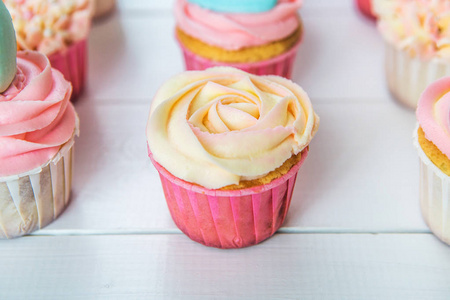 甜的蛋糕与奶油, 装饰姜饼, 珠子和 makarons 温柔精致的女孩或小公主。粉红色, 绿松石和奶油色的蛋糕