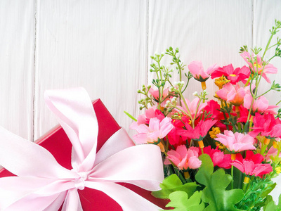 小礼品盒饰带和花, 美丽的浪漫礼品盒木