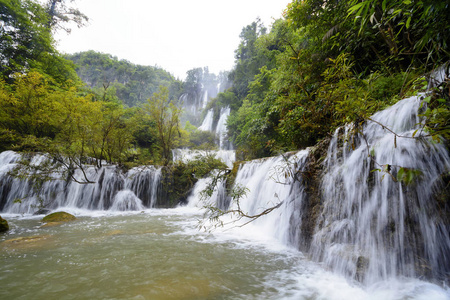 在 Umpang 启德泰国大瀑布