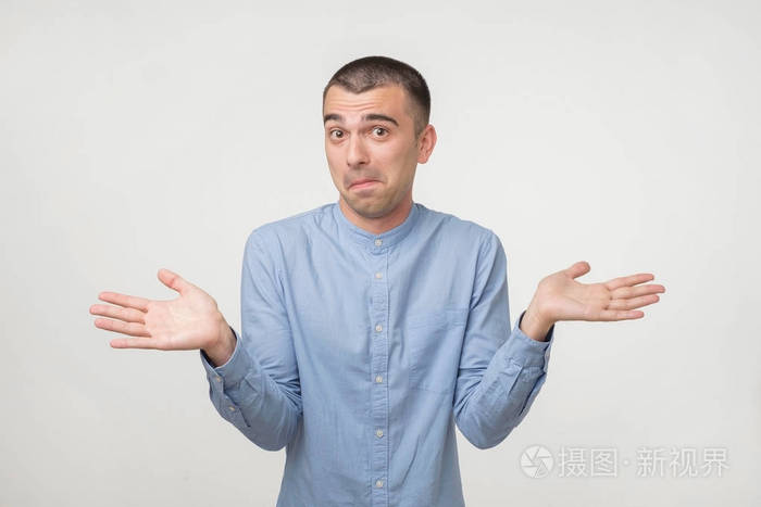 特写肖像年轻男子耸耸肩肩膀.我不知道概念.肢体语言