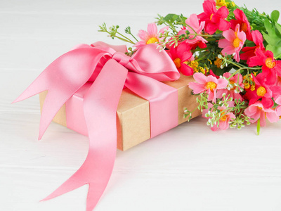 小礼品盒饰带和花, 美丽的浪漫礼品盒木