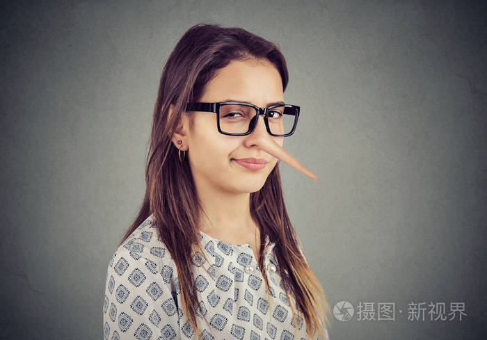 狡猾的狡猾的年轻女子与长鼻子.骗子概念