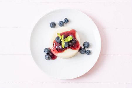 酸奶布丁配新鲜蓝莓健康食品和甜点