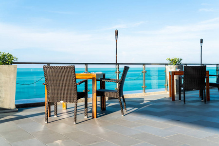 空的庭院椅子和桌以海看法背景