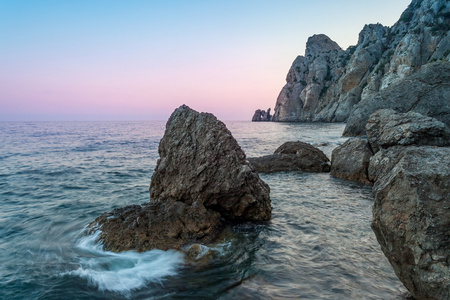 极简主义的海景。沿海日出