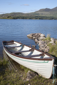船和港湾 Currane 湖