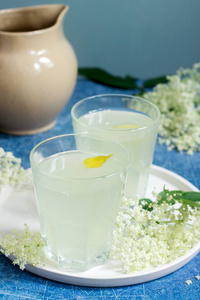 冷 sokata一种传统的罗马尼亚饮料, 由年长和柠檬的花朵制成, 由发酵产生。