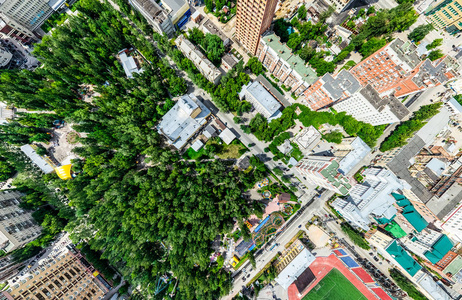 与空中城市景观 十字路口 道路 房屋 建筑物 公园及停车场。阳光灿烂的夏天全景图像