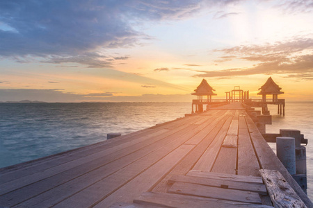 木木板走道导致日落天空在海海岸, 自然风景背景