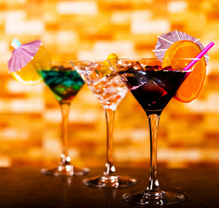 各种酒精糖浆和酒的美味和丰富多彩的饮料, 酒保的工作的独特效果, 狂欢夜