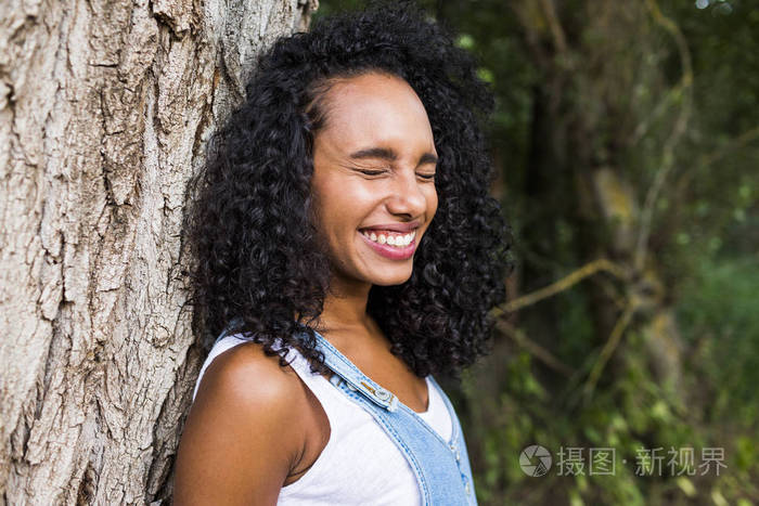 肖像在户外的年轻黑人美国美女 smili