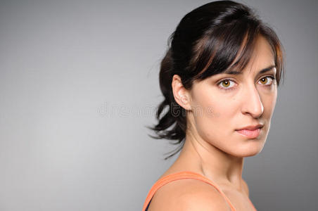 拉丁裔女性空白表情肖像
