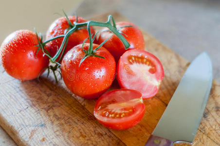 生西红柿和刀