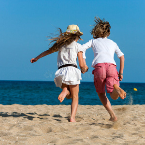 男孩和女孩跑向大海。