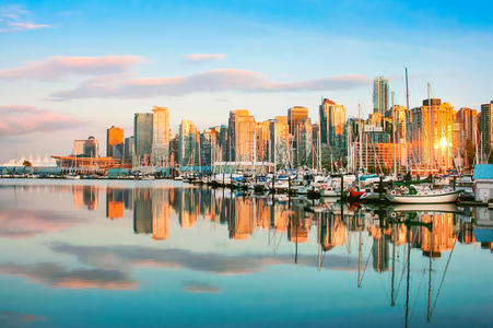 加拿大不列颠哥伦比亚省日落时的温哥华天际线