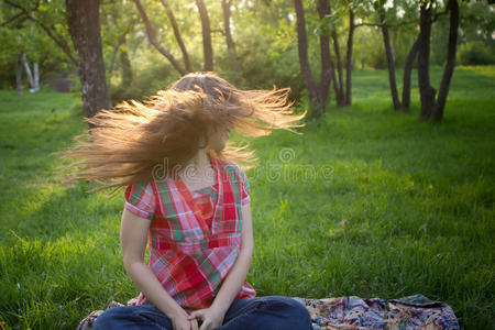 女孩在公园里摇头发图片