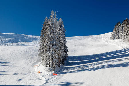 法国阿尔卑斯山梅吉夫附近的阳光滑雪坡