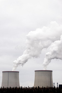 现代电厂排放大量蒸汽图片