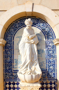 埃斯托伊宫雕像，浪漫主义建筑作品