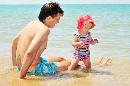 父亲带着孩子在沙滩上