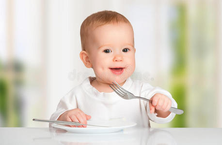 用刀叉吃东西的有趣宝宝