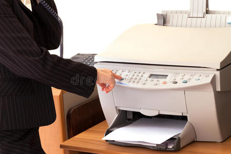 秘书使用打印机传真