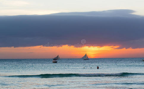 长滩岛夕阳下的帆船