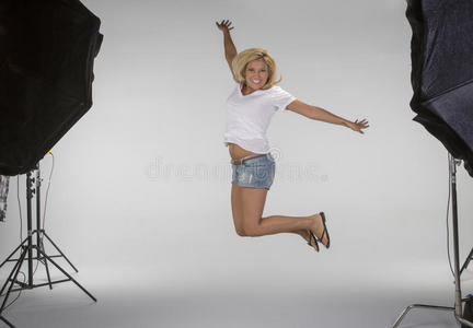 一个女孩跳上一组照片