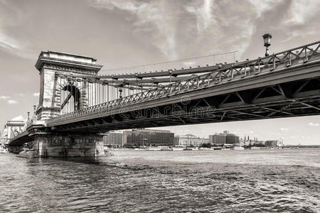 布达佩斯链桥日单色景观图片