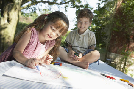 孩子们在户外桌子上画画