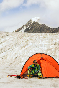 登山者在山顶准备攀登装备