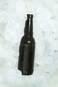 一瓶啤酒和冰块