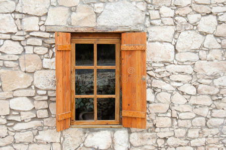 石墙中的木窗和百叶窗