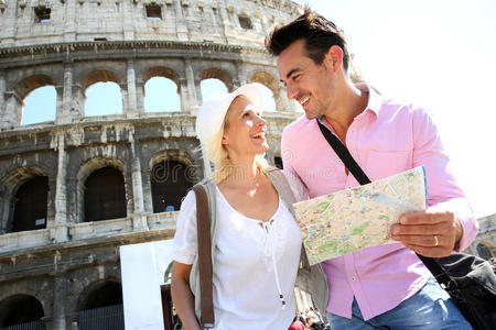 一对夫妇借助地图游览罗马