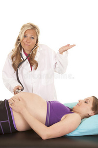 女医生听孕妇肚子