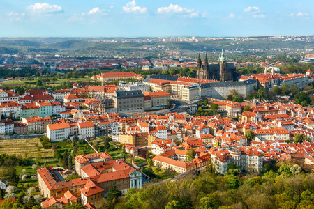 红色的屋顶在布拉格，捷克共和国