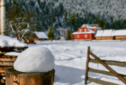 雪景的山小木屋图片