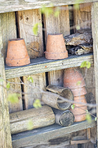 春天花园的木头架子上与陶瓷罐