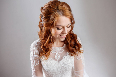 肖像的一个迷人的红头发的新娘, 工作室, 特写。婚礼发型和化妆