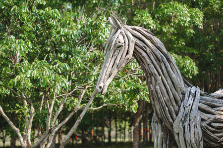 木制的马雕像做的浮木