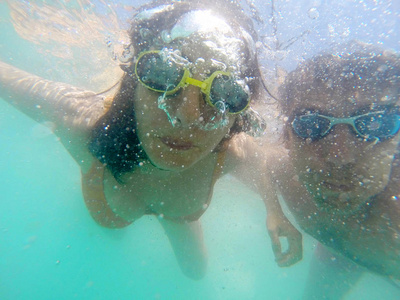 一对年轻夫妇在海中潜水水下照片