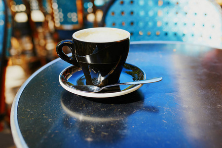 法国巴黎户外咖啡馆桌上的一杯黑咖啡